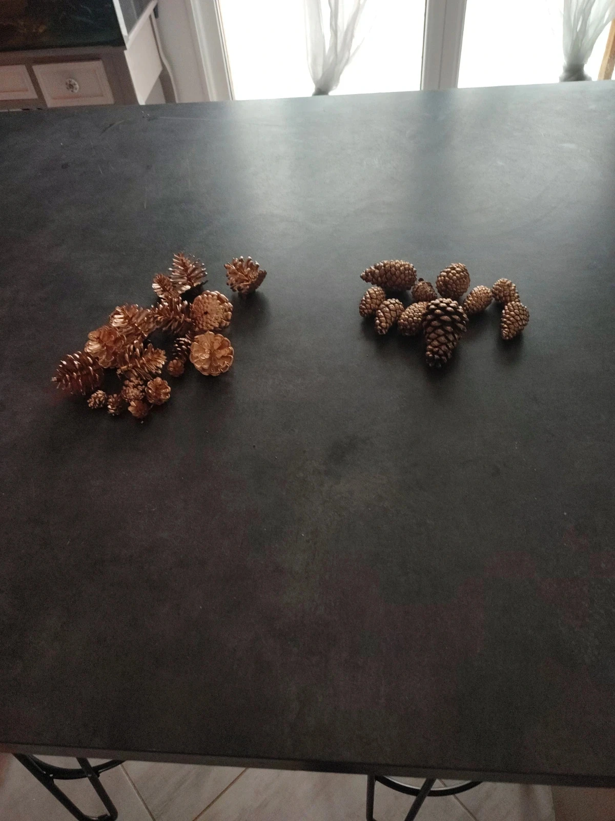 Lot de pommes de pin doré